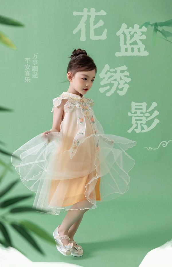 [Same style as the Palace Museum cultural and creative products] Shoulder cloud flower basket embroidered shadow cloud shoulder cheongsam dress for girls, new Chinese style dress for children【故宫文创同款】肩上云花篮绣影云肩旗袍裙女童新中式连衣裙儿童