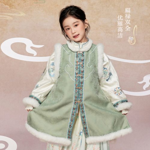 肩上云【蝶恋花朝】女童浅绿色对襟盘扣马甲裙套装中式演出服"Jian Shangyun [Butterfly Loves Flower Morning] girls' light green double-breasted button-up vest and skirt set, traditional Chinese performance costume"
