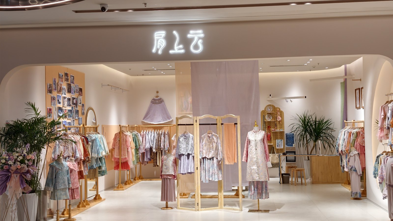 肩上云阜阳商厦中心店内景