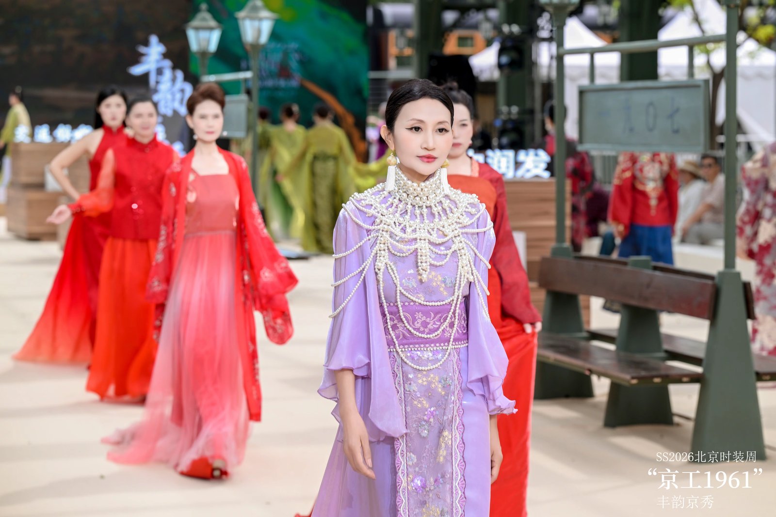 紫云肩珍珠流苏团扇礼服