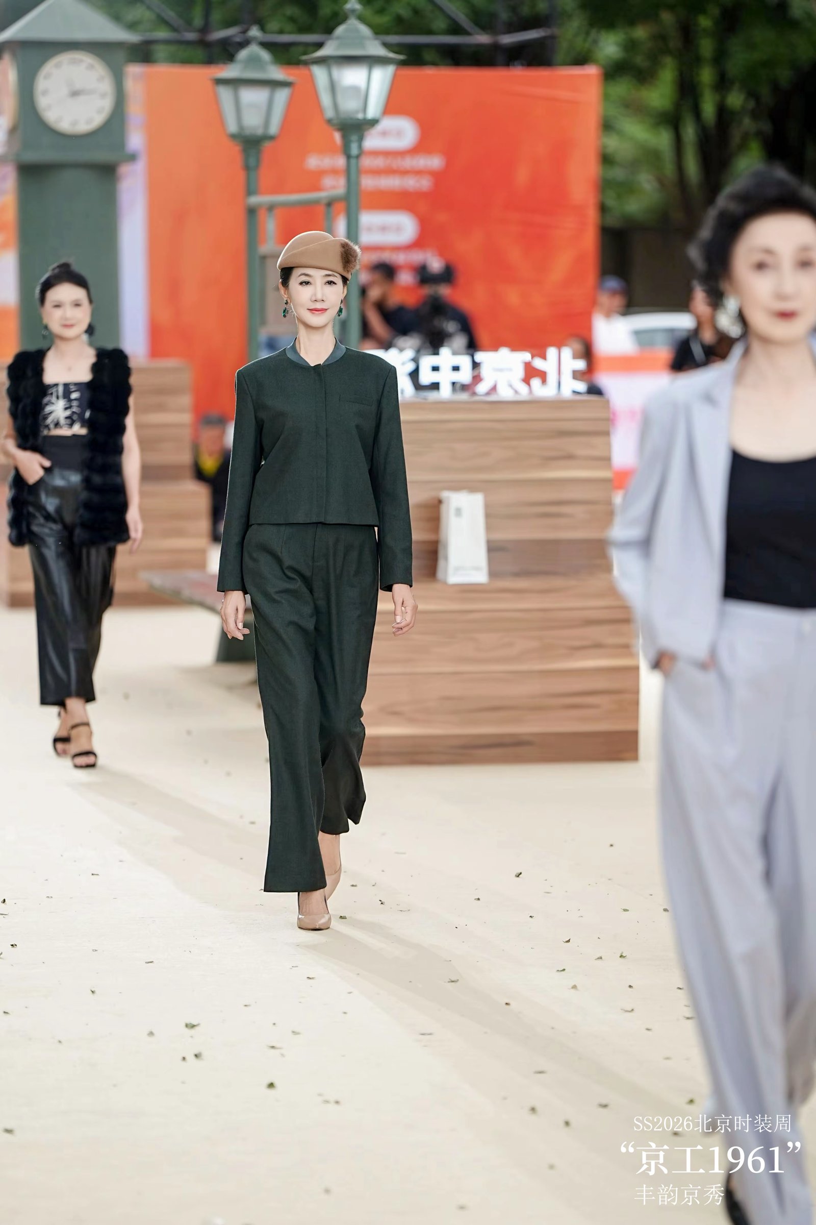 墨绿现代套装